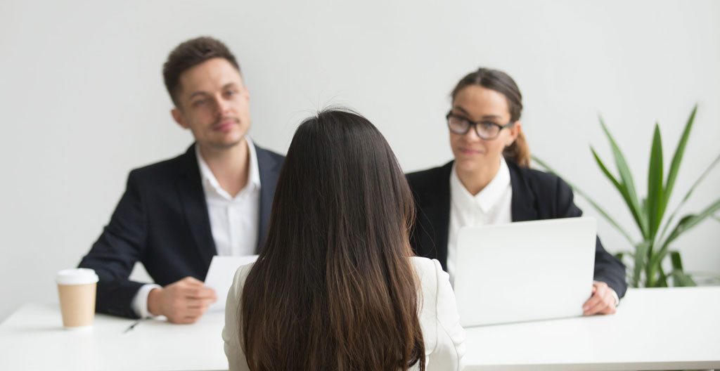 Espace d'accueil et de conseil d'une agence d'emploi locale avec documentation spécialisée