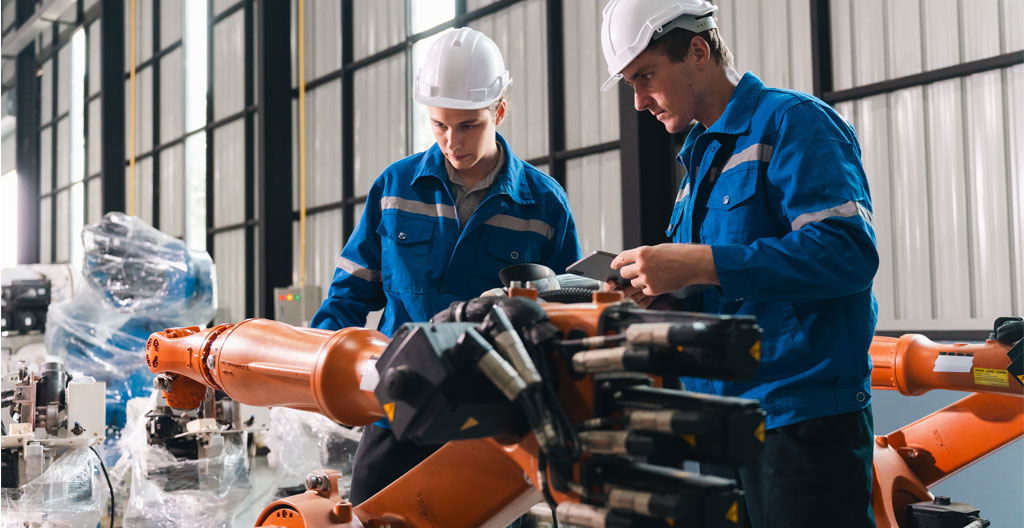 Technicien de maintenance industrielle travaillant sur des équipements dans une usine locale